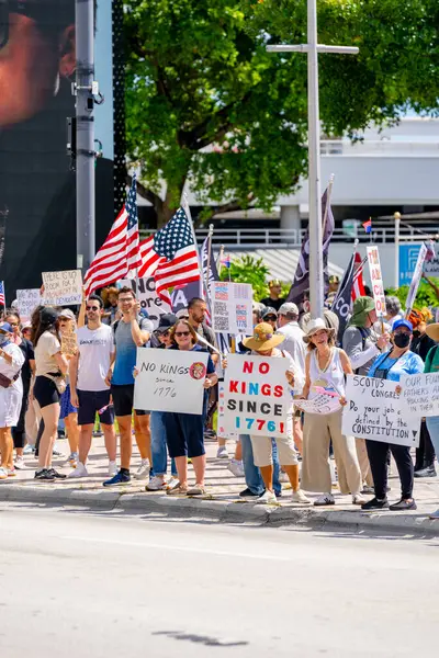 Miami, FL, ABD - 14 Haziran 2025: Miami 'de Krallar Protesto Etmez. Başkan Trump ve göç politikasına karşı protesto
