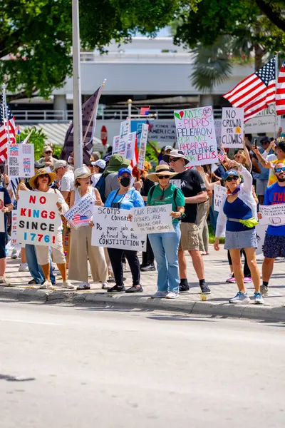 Miami, FL, ABD - 14 Haziran 2025: Miami 'de Krallar Protesto Etmez. Başkan Trump ve göç politikasına karşı protesto