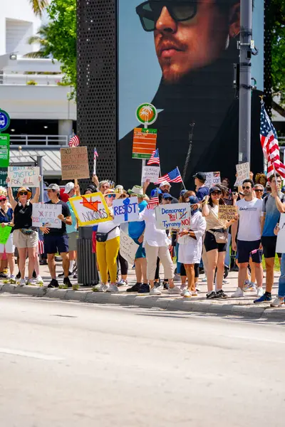Miami, FL, ABD - 14 Haziran 2025: Miami 'de Krallar Protesto Etmez. Başkan Trump ve göç politikasına karşı protesto