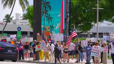 Miami, FL, ABD - 14 Haziran 2025: Kings 'in el kamerasıyla çekilmiş haber görüntülerini protesto etmesi yasaktır