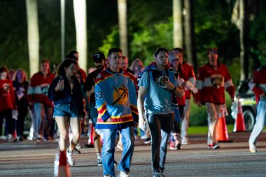 Sunrise, FL, ABD - 17 Haziran 2025: Mutlu hokey taraftarları Panthers Oilers maçını bırakıyor Stanley Cup Final Sunrise Florida