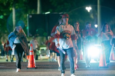 Sunrise, FL, ABD - 17 Haziran 2025: Mutlu hokey taraftarları Panthers Oilers maçını bırakıyor Stanley Cup Final Sunrise Florida
