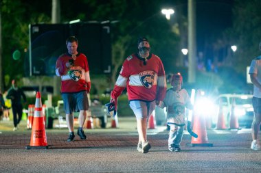 Sunrise, FL, ABD - 17 Haziran 2025: Mutlu hokey taraftarları Panthers Oilers maçını bırakıyor Stanley Cup Final Sunrise Florida