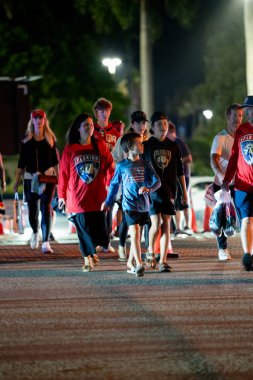 Sunrise, FL, ABD - 17 Haziran 2025: Mutlu taraftarlar Panthers Oilers maçı Sunrise Florida 'dan ayrılıyor