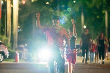 Sunrise, FL, ABD - 17 Haziran 2025: Mutlu taraftarlar Panthers Oilers maçı Sunrise Florida 'dan ayrılıyor