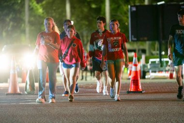 Sunrise, FL, ABD - 17 Haziran 2025: Mutlu taraftarlar Panthers Oilers maçı Sunrise Florida 'dan ayrılıyor