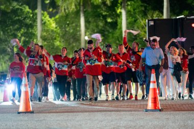 Sunrise, FL, USA - 17 Haziran 2025: Bastır Panthers. Florida Panthers taraftarları büyük bir galibiyetten sonra keyifli bir şekilde ayrılıyor