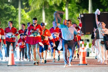Sunrise, FL, USA - 17 Haziran 2025: Bastır Panthers. Florida Panthers taraftarları büyük bir galibiyetten sonra keyifli bir şekilde ayrılıyor