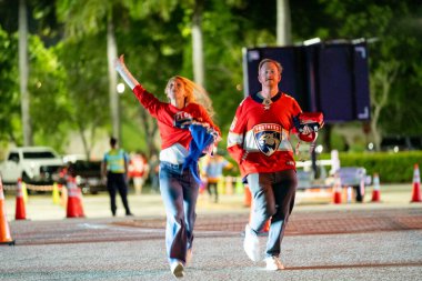 Sunrise, FL, USA - 17 Haziran 2025: Bastır Panthers. Florida Panthers taraftarları büyük bir galibiyetten sonra keyifli bir şekilde ayrılıyor