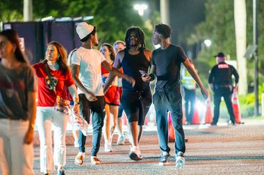 Sunrise, FL, USA - 17 Haziran 2025: Bastır Panthers. Florida Panthers taraftarları büyük bir galibiyetten sonra keyifli bir şekilde ayrılıyor