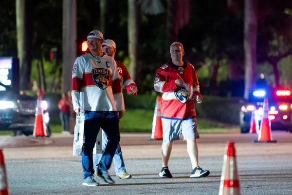 Sunrise, FL, ABD - 17 Haziran 2025: Mutlu hokey taraftarları Panthers Oilers maçını bırakıyor Stanley Cup Final Sunrise Florida