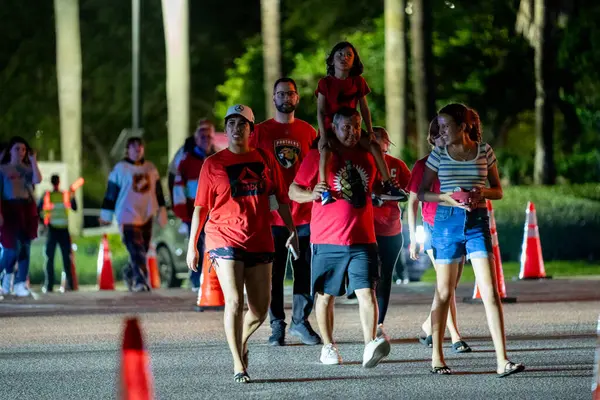 Sunrise, FL, ABD - 17 Haziran 2025: Mutlu hokey taraftarları Panthers Oilers maçını bırakıyor Stanley Cup Final Sunrise Florida