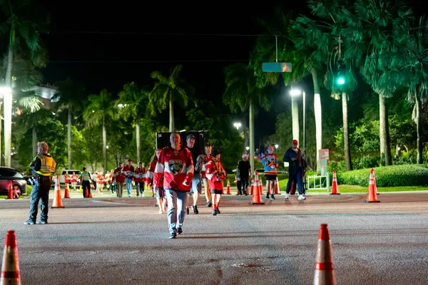 Sunrise, FL, ABD - 17 Haziran 2025: Hokey maçı sonrasında Amerant Stadyumu Sunrise FL 'den çıkan insanlar