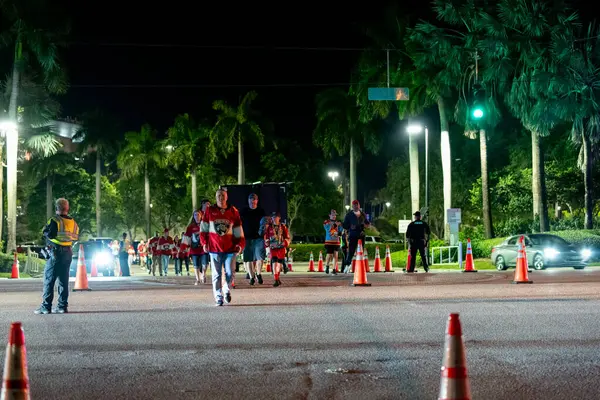 Sunrise, FL, ABD - 17 Haziran 2025: Mutlu hokey taraftarları Panthers Oilers maçını bırakıyor Stanley Cup Final Sunrise Florida