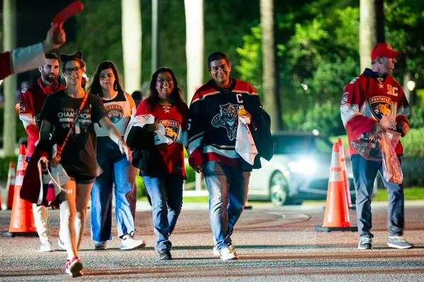 Sunrise, FL, ABD - 17 Haziran 2025: Mutlu hokey taraftarları Panthers Oilers maçını bırakıyor Stanley Cup Final Sunrise Florida