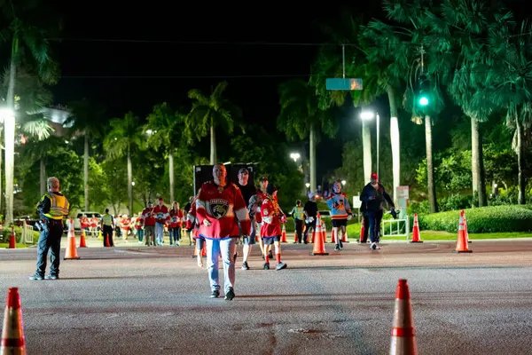 Sunrise, FL, ABD - 17 Haziran 2025: Hokey maçı sonrasında Amerant Stadyumu Sunrise FL 'den çıkan insanlar