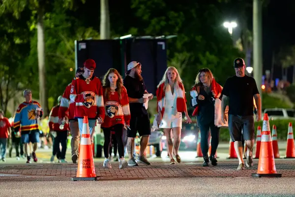 Sunrise, FL, ABD - 17 Haziran 2025: Hokey maçı sonrasında Amerant Stadyumu Sunrise FL 'den çıkan insanlar