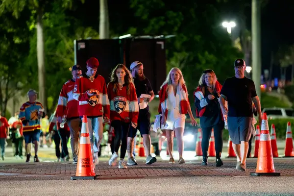 Sunrise, FL, ABD - 17 Haziran 2025: Hokey maçı sonrasında Amerant Stadyumu Sunrise FL 'den çıkan insanlar