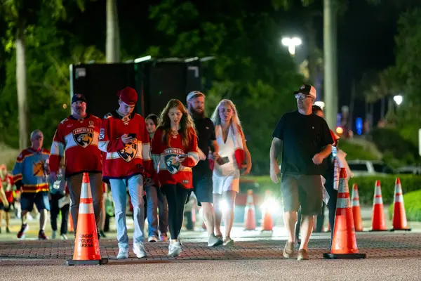 Sunrise, FL, ABD - 17 Haziran 2025: Hokey maçı sonrasında Amerant Stadyumu Sunrise FL 'den çıkan insanlar