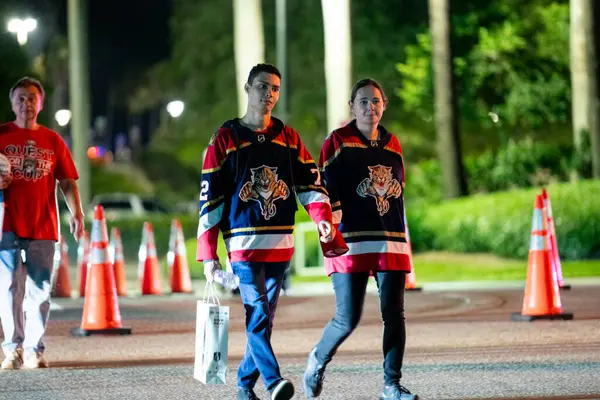 Sunrise, FL, ABD - 17 Haziran 2025: Hokey maçı sonrasında Amerant Stadyumu Sunrise FL 'den çıkan insanlar