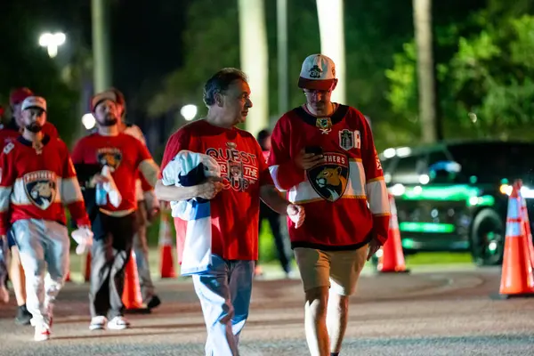Sunrise, FL, ABD - 17 Haziran 2025: Hokey maçı sonrasında Amerant Stadyumu Sunrise FL 'den çıkan insanlar