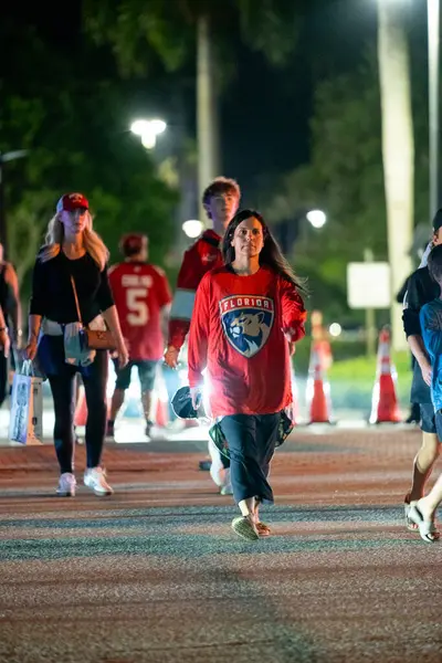 Sunrise, FL, ABD - 17 Haziran 2025: Mutlu taraftarlar Panthers Oilers maçı Sunrise Florida 'dan ayrılıyor