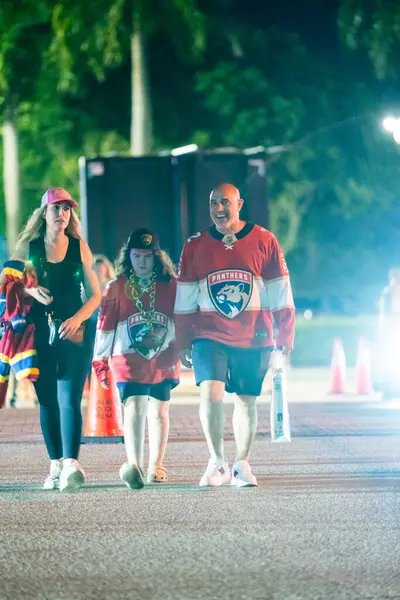 Sunrise, FL, ABD - 17 Haziran 2025: Mutlu taraftarlar Panthers Oilers maçı Sunrise Florida 'dan ayrılıyor