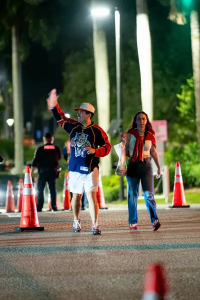 Sunrise, FL, ABD - 17 Haziran 2025: Mutlu taraftarlar Panthers Oilers maçı Sunrise Florida 'dan ayrılıyor