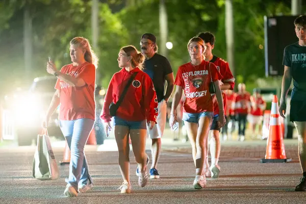 Sunrise, FL, ABD - 17 Haziran 2025: Mutlu taraftarlar Panthers Oilers maçı Sunrise Florida 'dan ayrılıyor