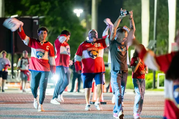 Sunrise, FL, ABD - 17 Haziran 2025: Mutlu taraftarlar Panthers Oilers maçı Sunrise Florida 'dan ayrılıyor