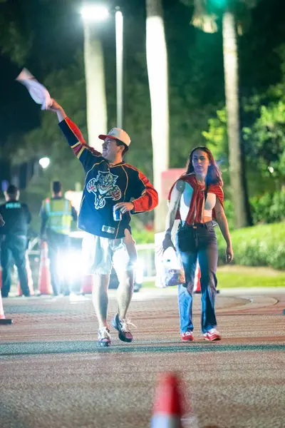 Sunrise, FL, ABD - 17 Haziran 2025: Mutlu taraftarlar Panthers Oilers maçı Sunrise Florida 'dan ayrılıyor