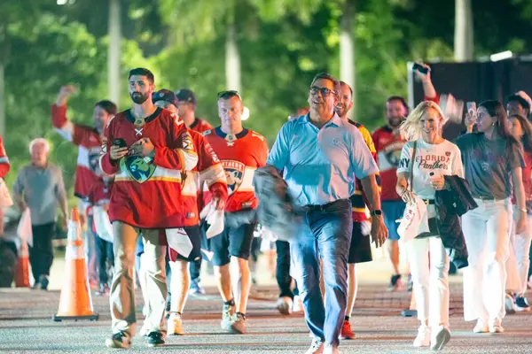 Sunrise, FL, USA - 17 Haziran 2025: Bastır Panthers. Florida Panthers taraftarları büyük bir galibiyetten sonra keyifli bir şekilde ayrılıyor