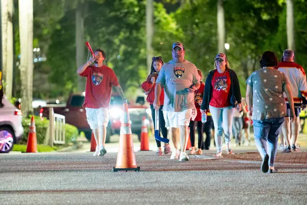 Sunrise, FL, ABD - 17 Haziran 2025 Florida Panterleri şampiyondur. İnsanlar Sunrise Florida 'da oyundan ayrılıyor.