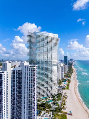 Hava fotoğrafı Sunny Isles Beach Florida dikey yönelimde 2025