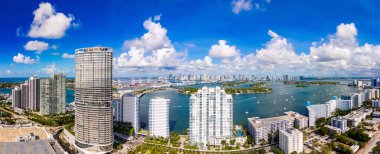 Biscayne Körfezi 'ndeki Miami Beach gökdelenleri.