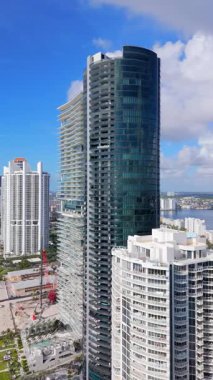 Dikey hava manzarası Sunny Isles Sahili gökdelenleri Florida 4k 2025