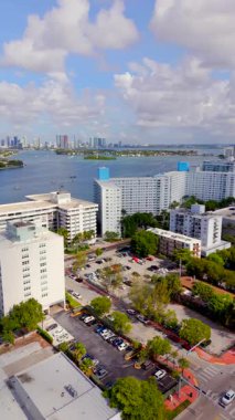 Miami Plajı dikey hava stoku videosu. Biscayne Körfezi Batı Bulvarı 'ndaki rıhtım manzarası