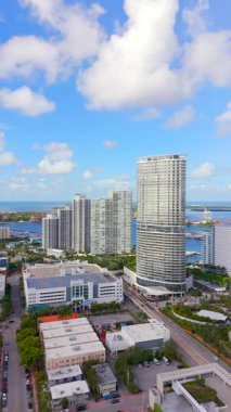 Miami Plajı 'nda dikey video kaseti. Macarthur Causeway 'in gökdelen kulesinin insansız hava aracı görüntüleri.