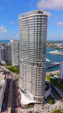 Miami Beach, FL, ABD - 21 Haziran 2025: 5 Park Miami Plajı. Şaşırtıcı mimarinin dikey hava aracı video görüntüsü