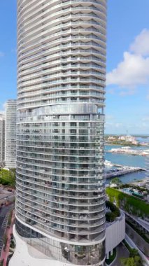 Miami Beach, FL, ABD - 21 Haziran 2025: dikey Miami hava aracı görüntüleri. Macarthur Causeway 'i ortaya çıkarmak için Beş Park Konutu' ndan geçmek