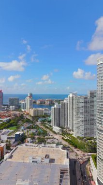 Miami dikey hava yolları. Fisher Adası ve uzak arkaplanda liman manzaralı 5. Cadde 'deki yüksek katlı apartman kulelerinin görüntüsü