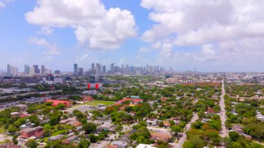 Wynwood ve Miami şehir merkezi. Uzak mesafedeki yerleşim yerlerinin havadan hareket videosu