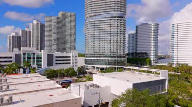 Miami Sahili yüksek binaları. Mimari ve limanı ortaya çıkarmak için hava aracı yükseliyor