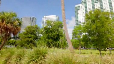 Yüksek binalar manzaralı Canopy Park Miami Plajı