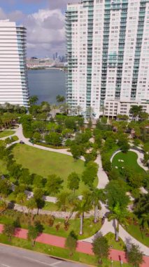 Miami Sahili dikey. Canopy Park Batı Bulvarı 'nın havadan çekilmiş görüntüleri.