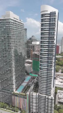 Miami, FL, ABD - 27 Haziran 2025: Dikey hava görüntüsü Dua Miami sol ve Infinity Brickell 'de yüksek binalarda