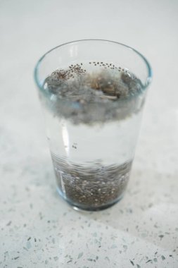 Sağlık ve sağlık için sırılsıklam olmuş Chia tohumları.