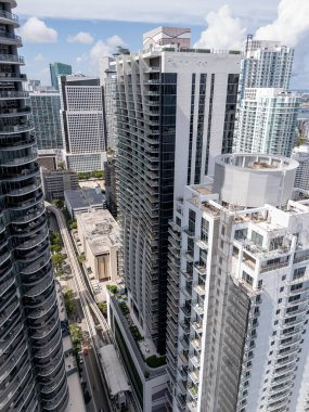Brickell, FL, ABD - 24 Haziran 2025: İki bina arasındaki Hava Fotoğrafı 1010 Brickell Sitesi