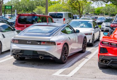 Miami Gölleri, FL, ABD - 7 Temmuz 2025: 2024 Nissan Z Bir otoparkta,
