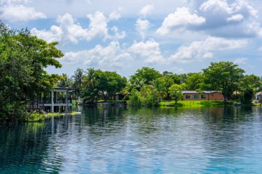 Miami Lakes, FL, ABD - 7 Temmuz 2025 Miami Lakes Florida 'daki göl kıyısındaki evler
